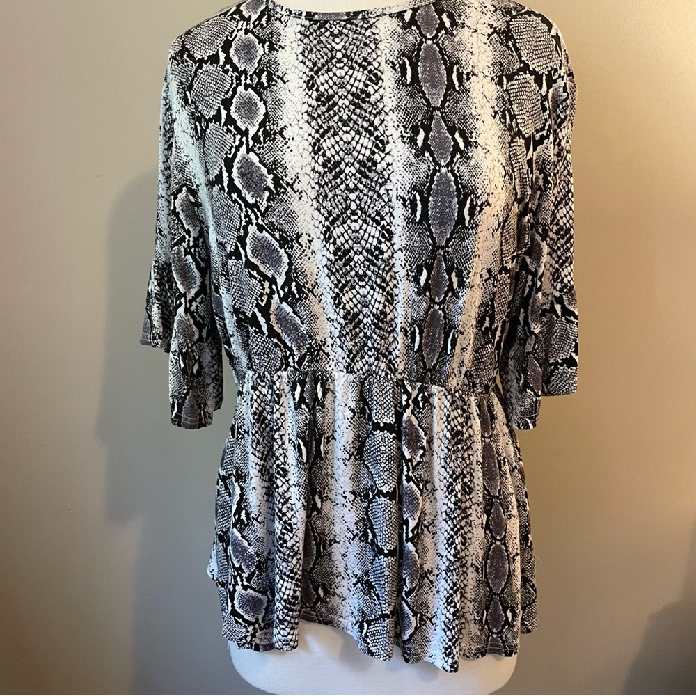 Boohoo elastic waist snakeskin print top, size 14, excellent condition